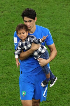 ياسين بونو و طفله