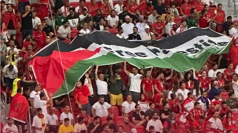 الجمهور المغربي علم فلسطين