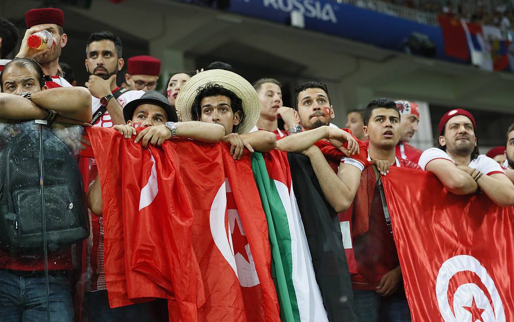الجمهور التونسي يرفع علم فلسطين