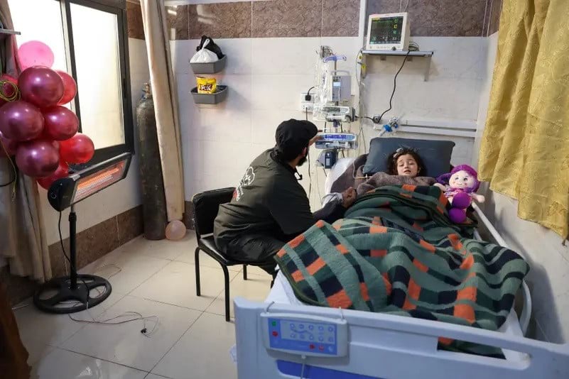 الطفلة السورية شام قد تخسر ساقيها بعد بقائها 40 ساعة تحت الأنقاض